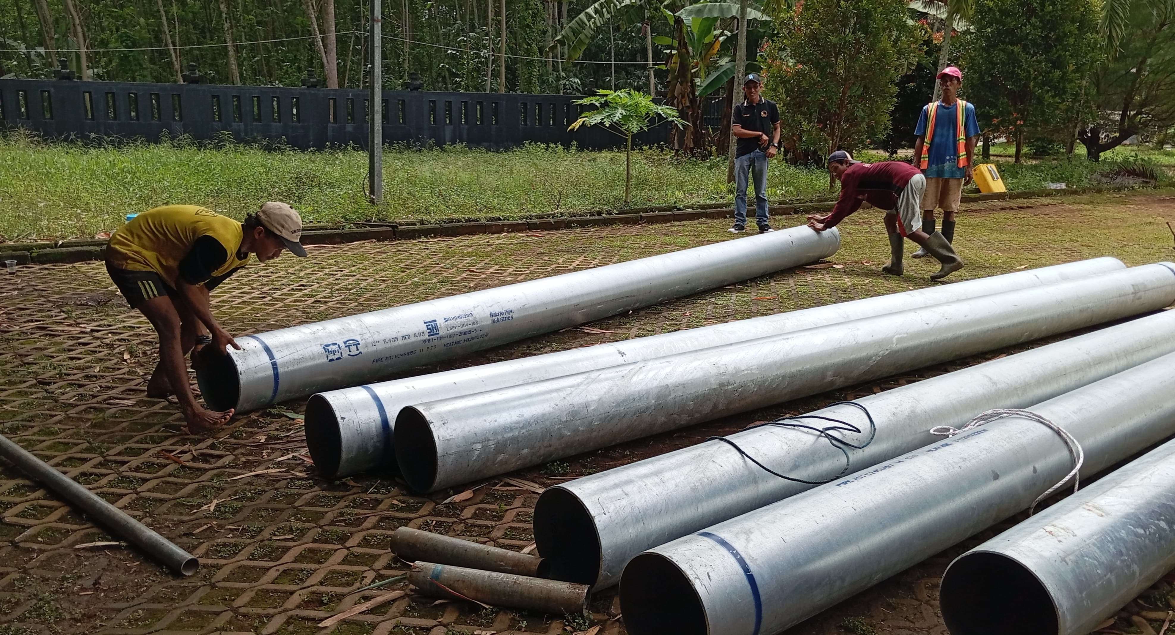 TANGANI GANGGUAN: Petugas saat melansir pipa di jaringan reservoir TUJT, Desa Kedungkebo, Kecamatan Karangdadap, Kabupaten Pekalongan, Jumat (7/2/2025), untuk menangani kendala distribusi air.