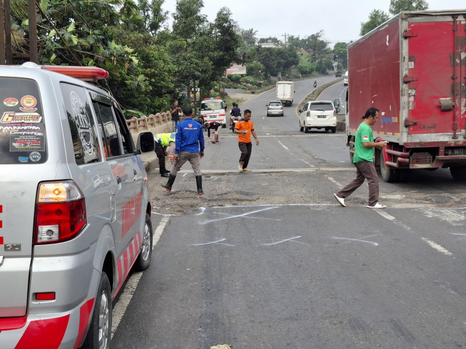 RUSAK: Kondisi jalur Pantura yang rusak banyak lubang membahayakan pengendara.
