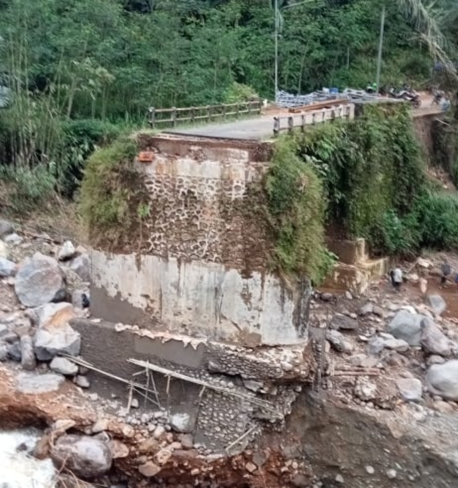 TERPUTUS: Jembatan Tembelan yang putus tersapu banjir bandang kini sedang dikerjakan untuk pemasangan bailey.