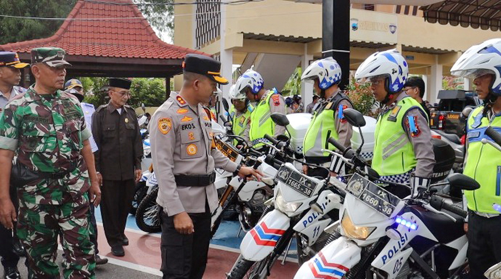 CEK PASUKAN - Kapolres Pemalang, AKBP Eko Sunaryo saat cek kendaraan anggota, saat Apel di halaman Mapolres setempat, Senin (10/2/2025).