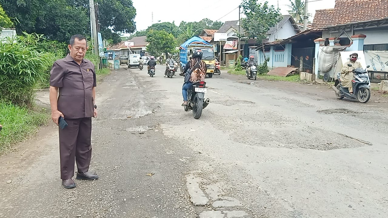 JALAN RUSAK: Ketua DPRD Kabupaten Pekalongan Abdul Munir saat melihat kondisi jalan rusak di jalur Wiradesa-Kajen, Senin (10/2/2025).