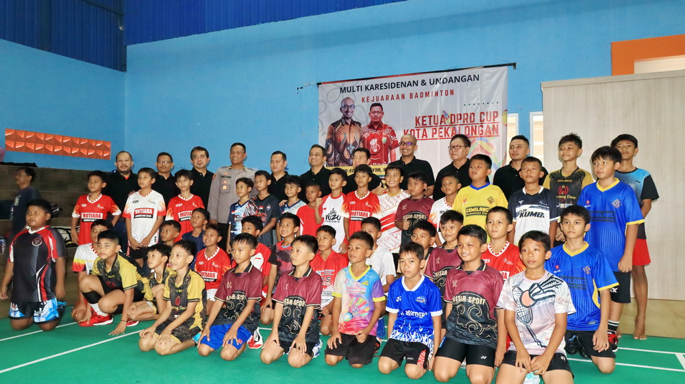 BERFOTO BERSAMA - Perwakilan atlet, Forkopimda dan panitia&nbsp;penyelenggara&nbsp;Kejuaraan Ketua DPRD Cup 2025 berfoto bersama, pada Selasa (11/2/2025).