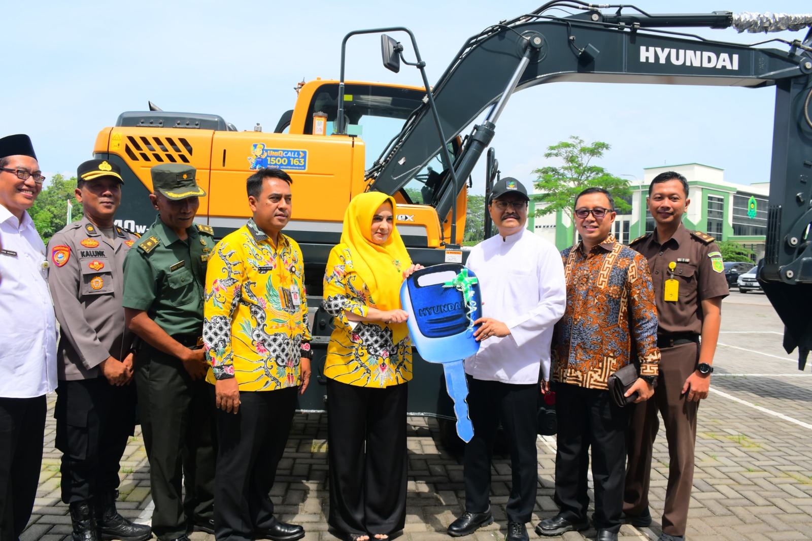 PENANGANAN BENCANA: Mensos RI Gus Ipul saat menyerahkan bantuan alat berat kepada Bupati Pekalongan Fadia Arafiq di kampus UIN Gus Dur, Rabu (5/2/2025).