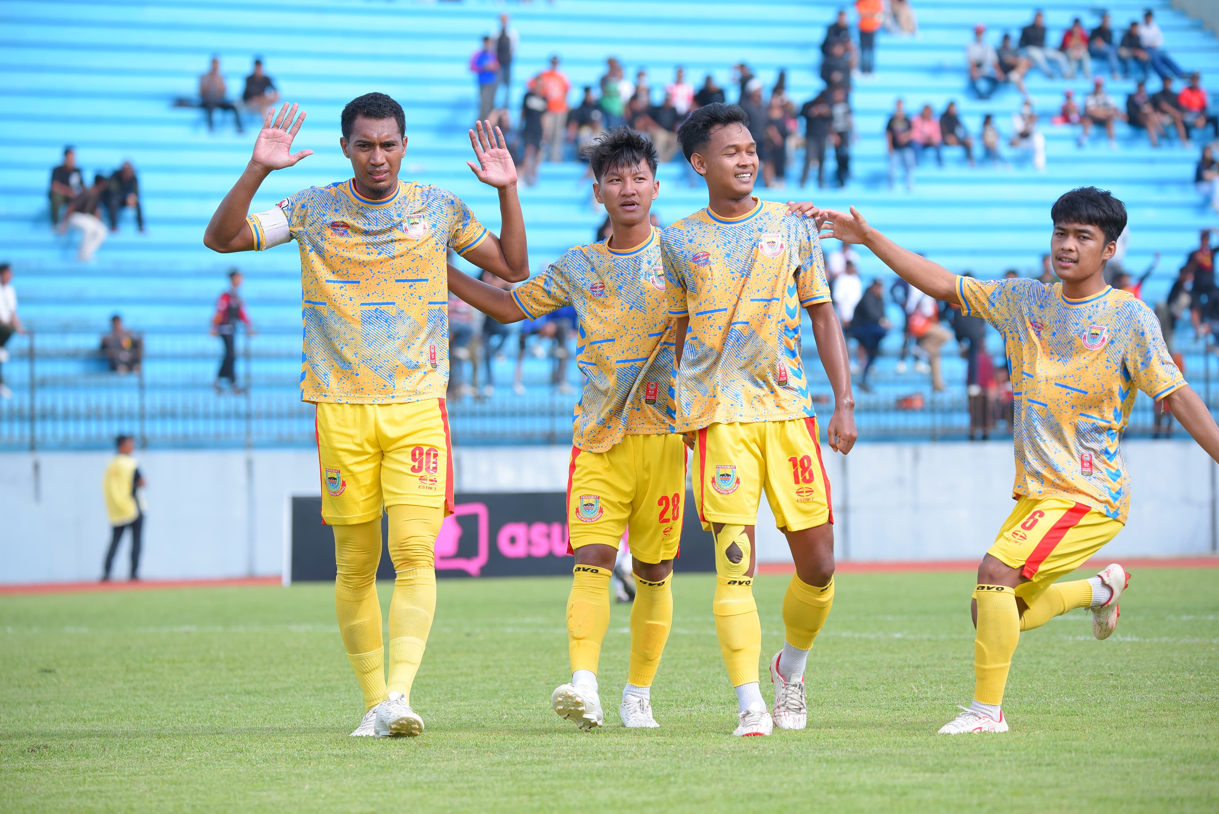 PANAS: Pemain Persibat Batang saat usai mencetak gol dalam laga PPSM vs Persibat Batang