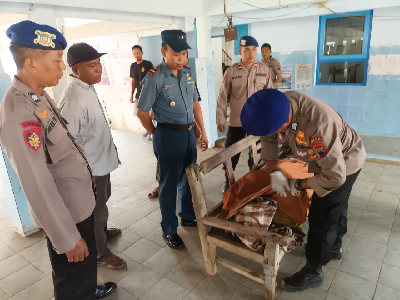 LAKA AIR: Korban tewas dievakuasi di TPI Ketapang, Ulujami, Pemalang, Rabu (12/2/2025).