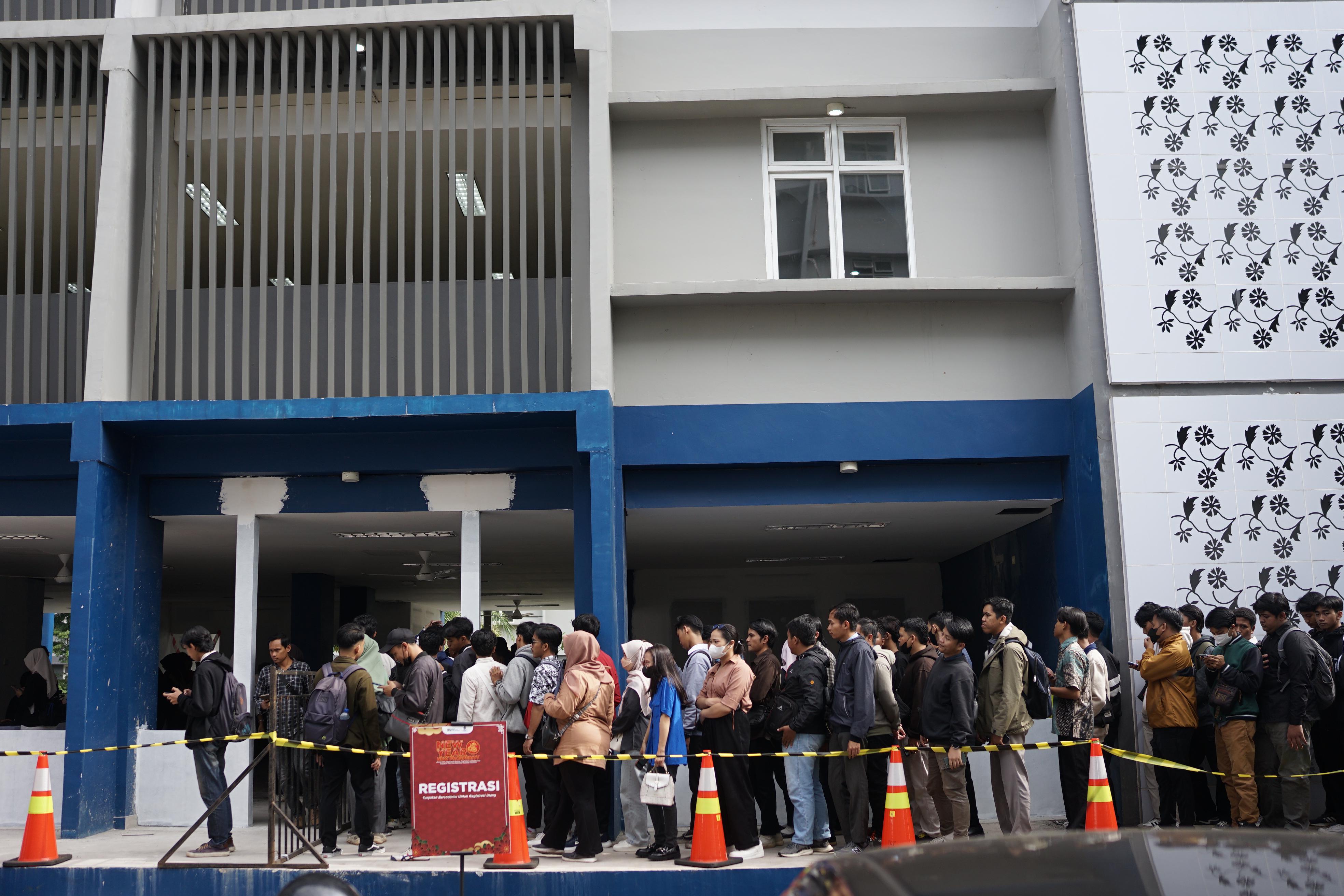PENCARI KERJA: Para pencari kerja memadati area rusun KITB melihat stan-stan perusahaan.