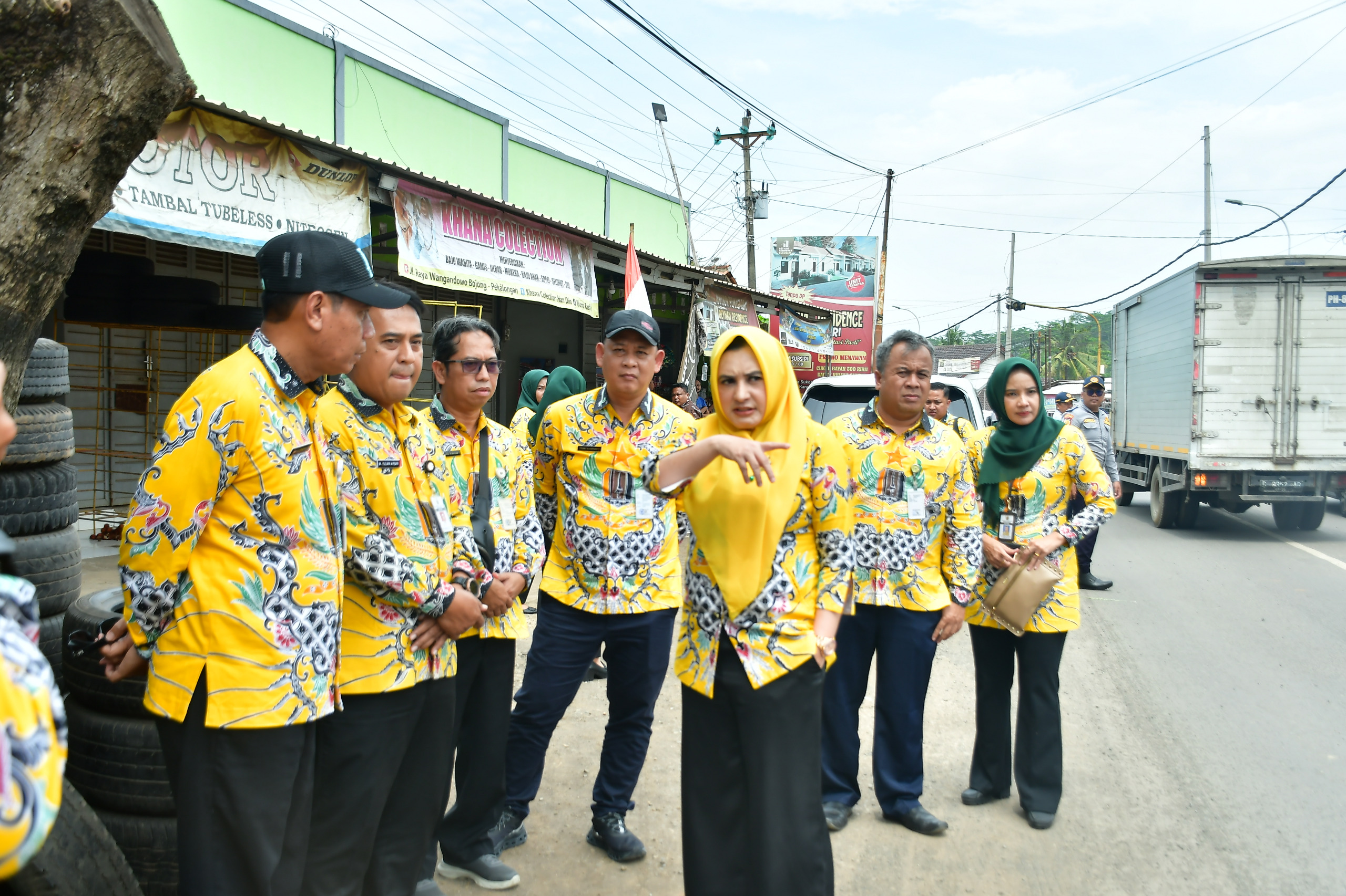 CEK LOKASI: Bupati Pekalongan Fadia Arafiq bersama Sekda, Dinas PU-Taru, dan Dishub setempat saat mengecek lokasi jalan rusak jalur Wiradesa-Kajen, beberapa waktu lalu.