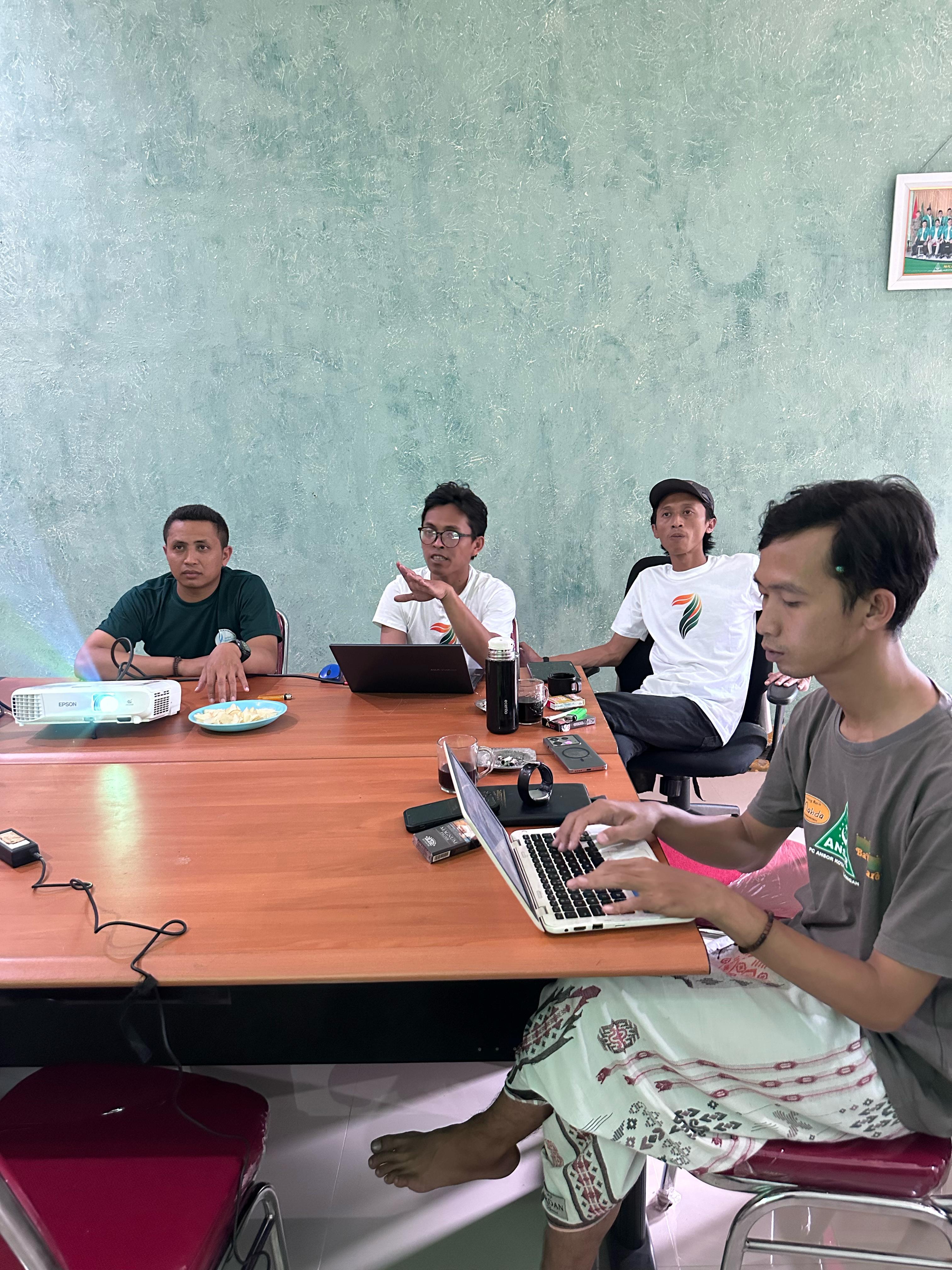 ORGANISASI: Departemen LH PC GP Ansor Kabupaten Pekalongan saat menggodok rencana program wirausaha sosial pengelolaan sampah.
