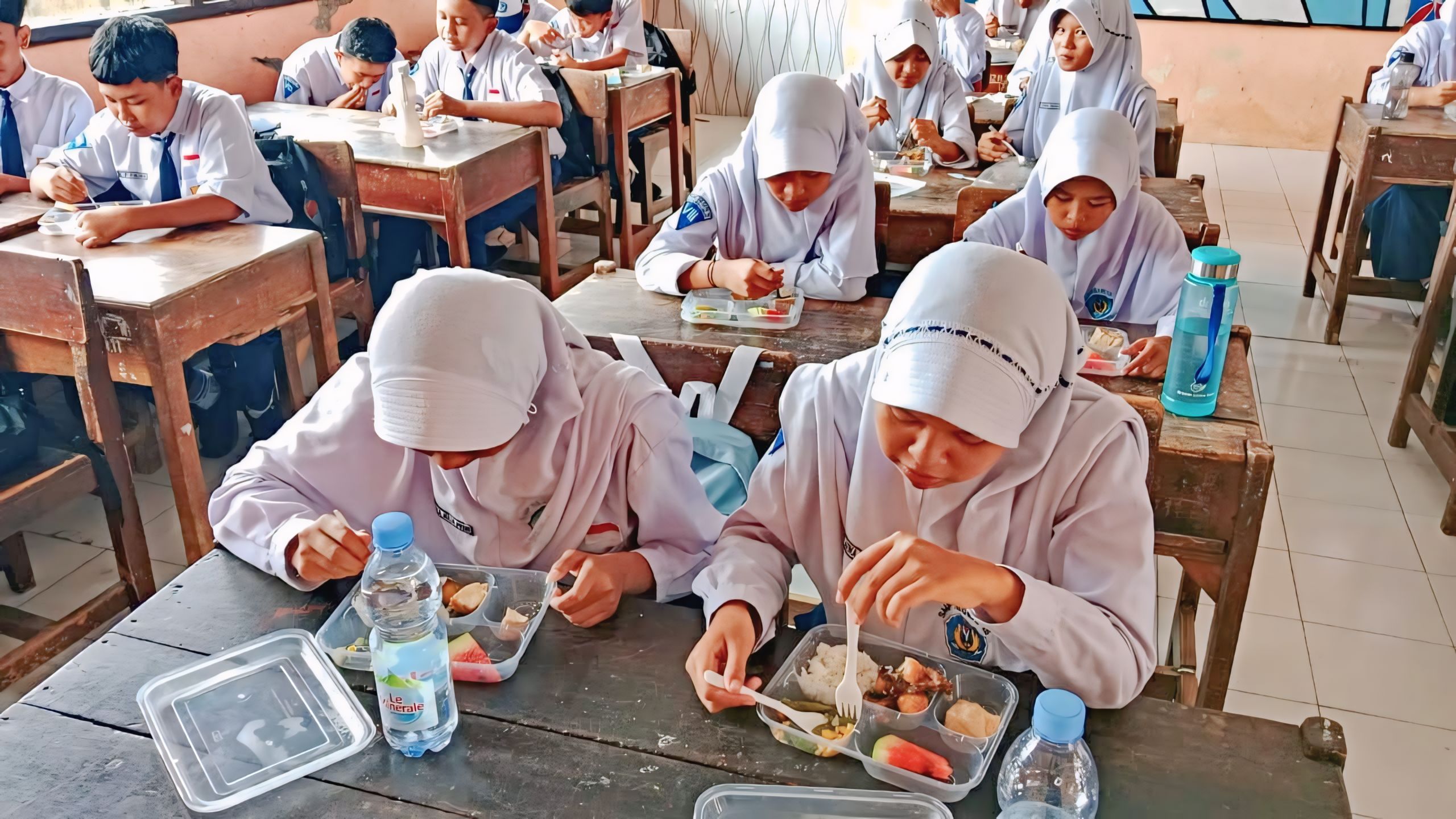 LAHAP &ndash; Pelajar di SMPN 15 Kota Pekalongan dengan lahap menyantap menu MBG dari pemerintah, di kelas masing-masing, pada Senin (17/2/2024).
