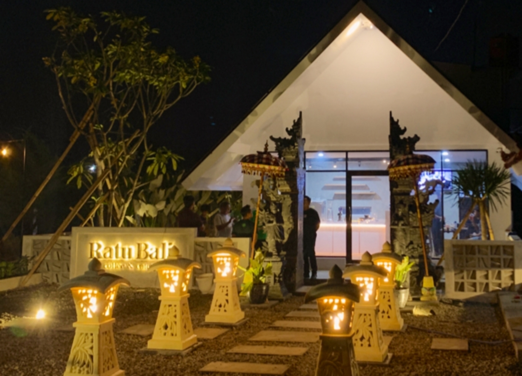 Pintu masuk Ratu Bali Coffee & Eatery.