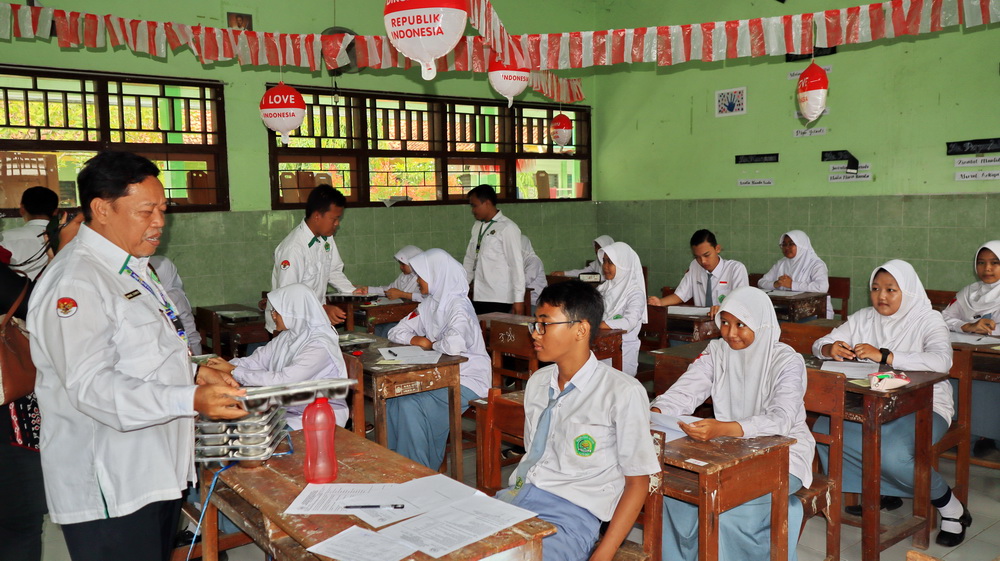 BAGIKAN - Tim guru di MAN 1 Kota Pekalongan saat bagikan nasi kotak program MBG kepada siswanya, pada Senin (17/2/2025).