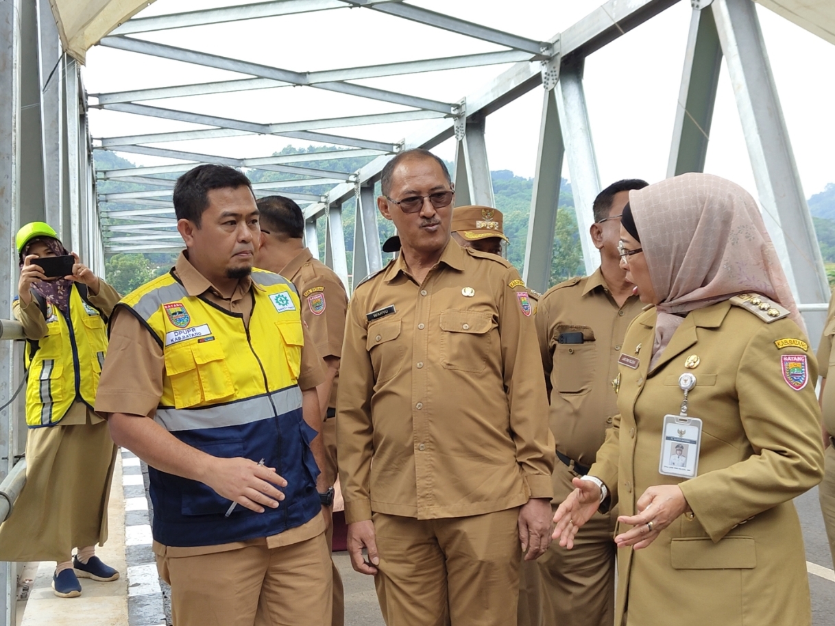 JEMBATAN BARU: Pj Bupati Batang Lani Dwi Rejeki saat meninjau jembatan Suramadu yang baru saja diresmikan.