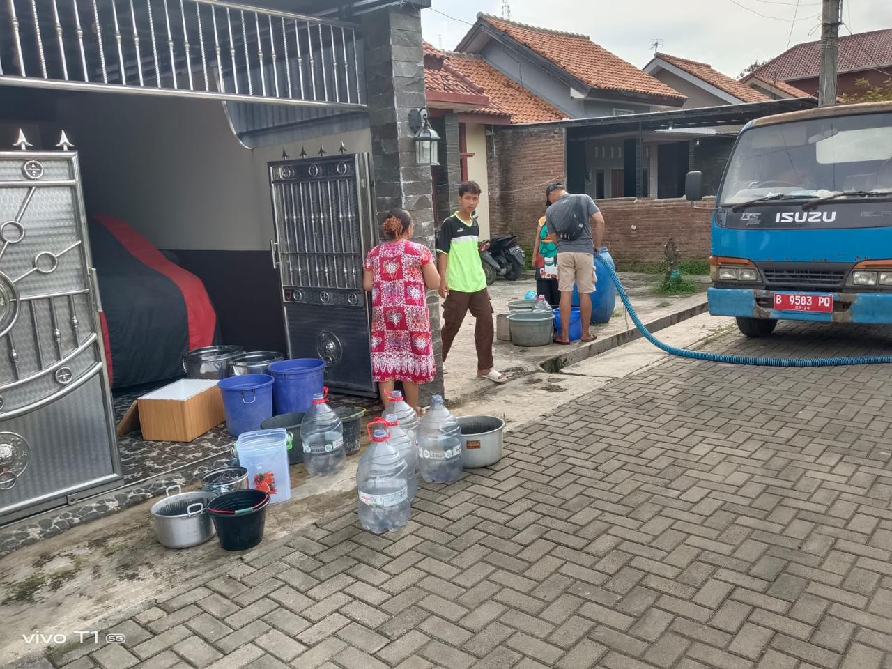 SUPLAI AIR BERSIH: Perumda Air Minum (PDAM) Tirta Kajen menyuplai air bersih ke pelanggannya di Kecamatan Wiradesa akibat sumur Pekuncen rusak.