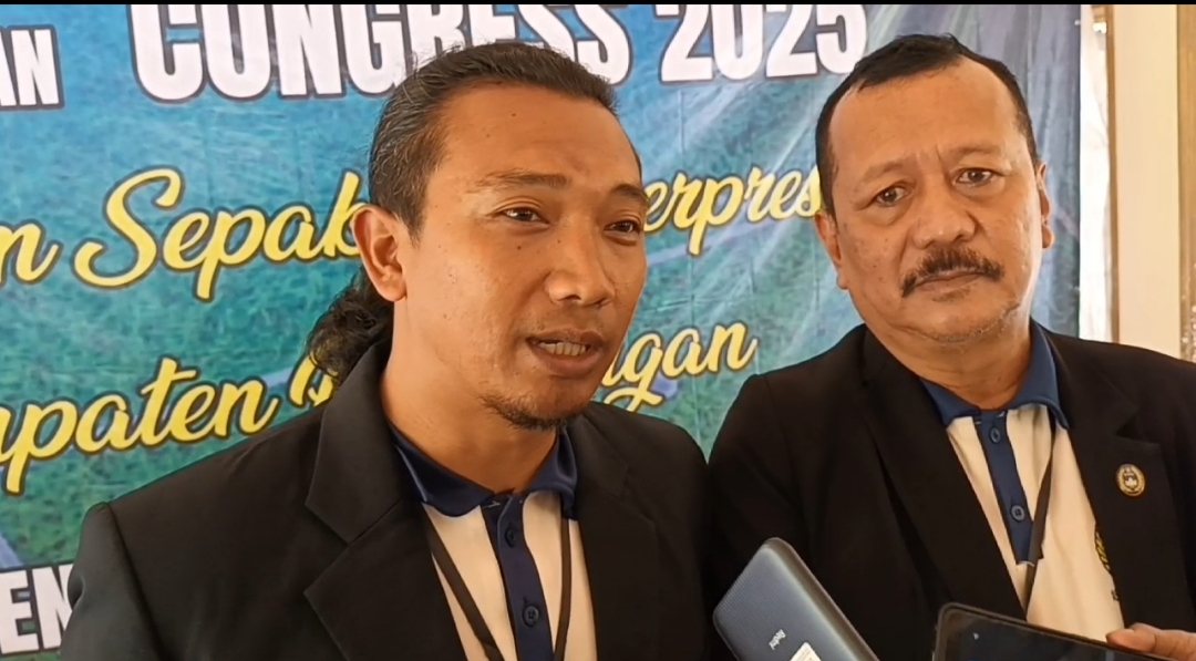 AKLAMASI: Andi Susanto (kiri) memberikan keterangan pers usai terpilih secara aklamasi sebagai Ketua Askab PSSI Kabupaten Pekalongan, di Pendopo Kajen, Selasa (18/2/2025).