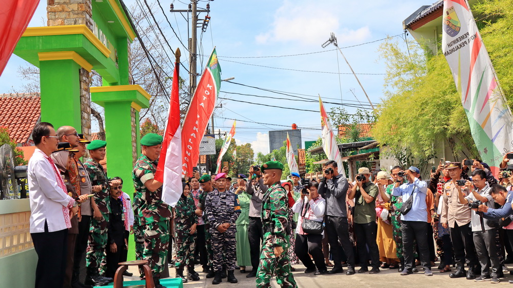TERIMA BENDERA - Danrem 071 Wijayakusuma, Kolonel Inf Jamaluddin menerima secara simbolis bendera dari peserta pawai, saat peresmian mako Koramil) 02 Pekalongan Timur, Selasa (18/2/2025).