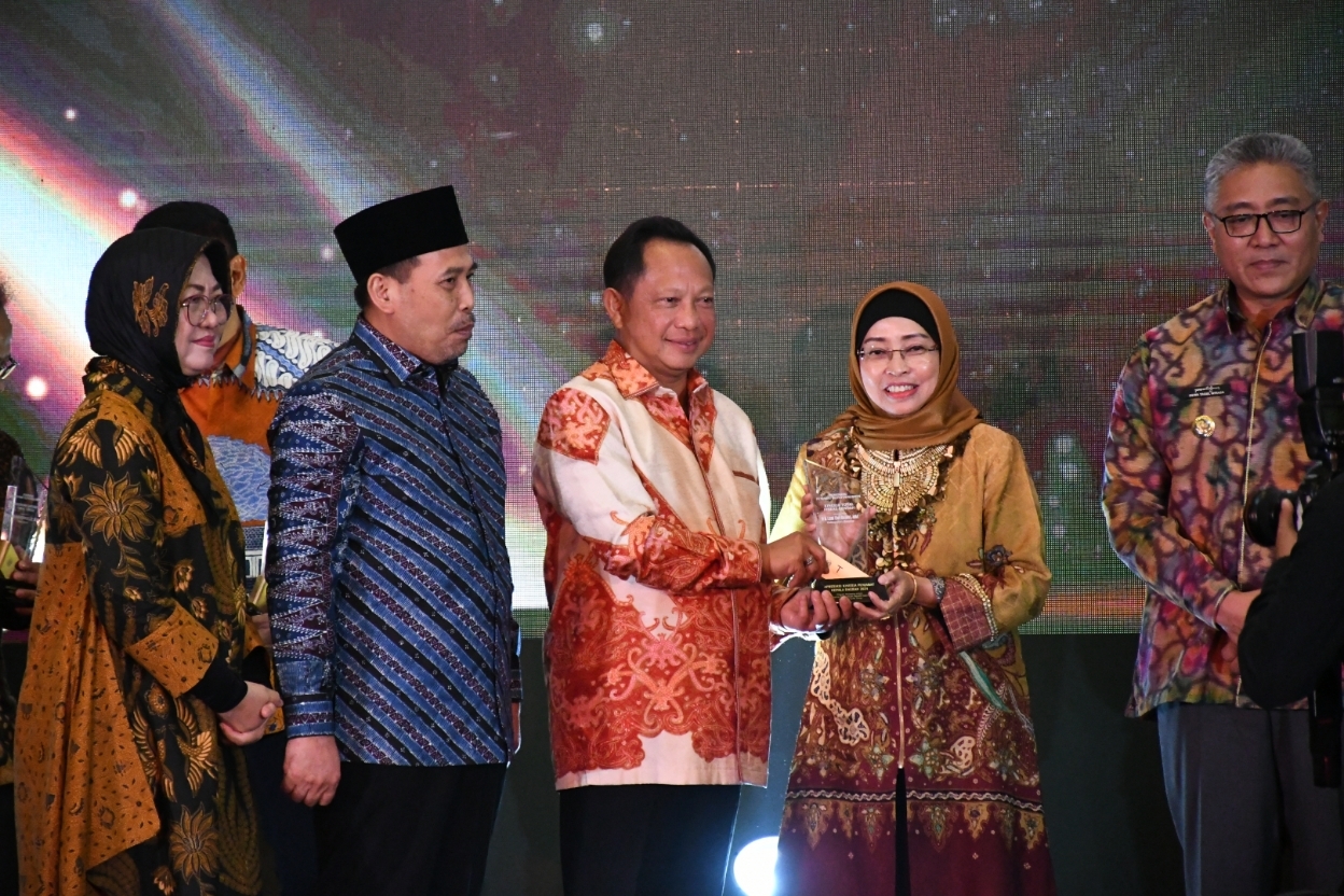 TERBAIK: Menteri Dalam Negeri Tito Karnavian menyerahkan penghargaan sebagai salah satu Pj Kepala Daerah terbaik kepada Lani Dwi Rejeki.