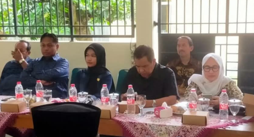 MUSRENBANG: Wakil Ketua DPRD Kabupaten Pekalongan Ahmad Ridhowi dan sejumlah anggota lainnya saat musrenbang di Kecamatan Tirto, Senin (17/2/2025).
