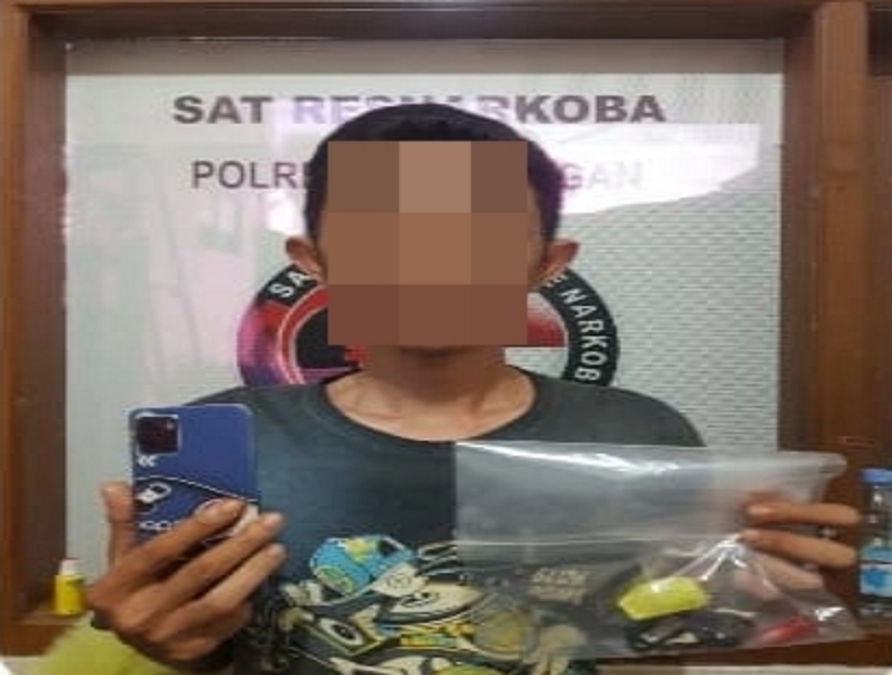 NARKOBA: Pelaku usai ditangkap dan ditahan di Polres Pekalongan.