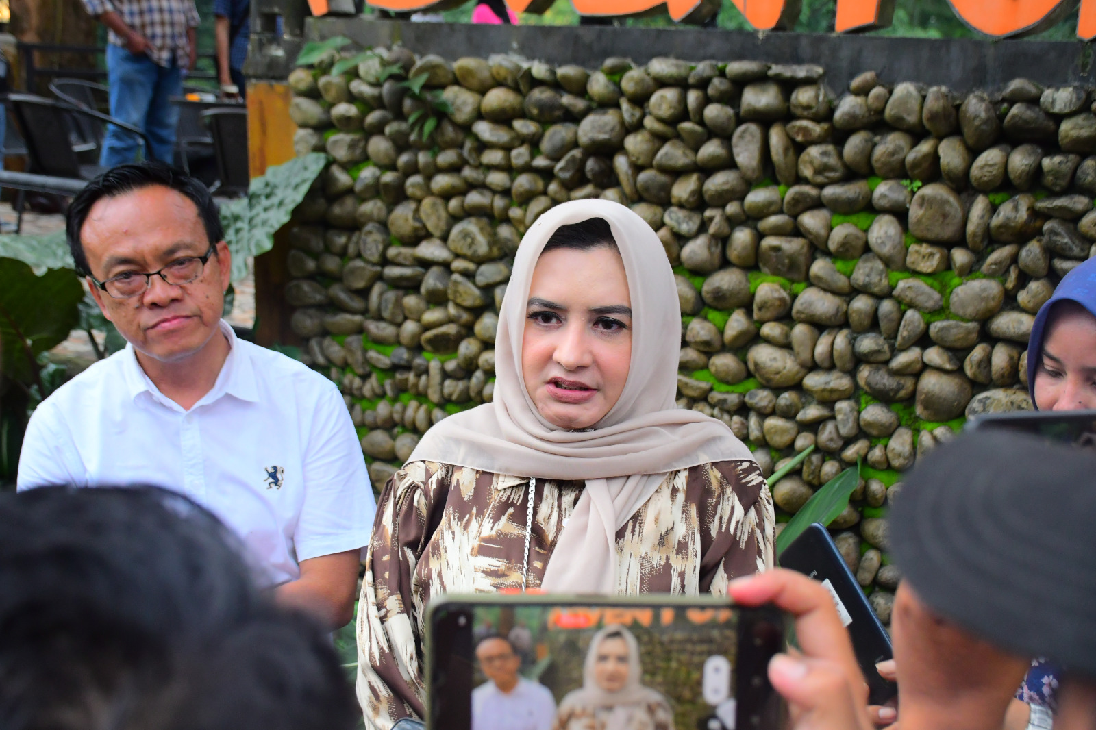 JUMPA PERS: Bupati Pekalongan Fadia Arafiq saat wawancara dengan awak media beberapa hari sebelum pelantikan.