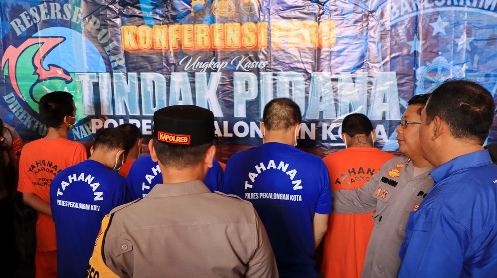 PENGAKUAN - Pelaku penggelapan, CAG, saat berikan keterangan di Mapolres Pekalongan Kota, Rabu (19/2/2025).