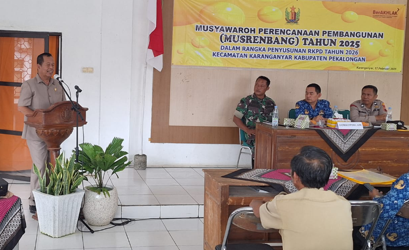 MUSRENBANG: Ketua DPRD Kabupaten Pekalongan Abdul Munir saat berbicara di musrenbang Kecamatan Karanganyar, Senin (17/2/2025).