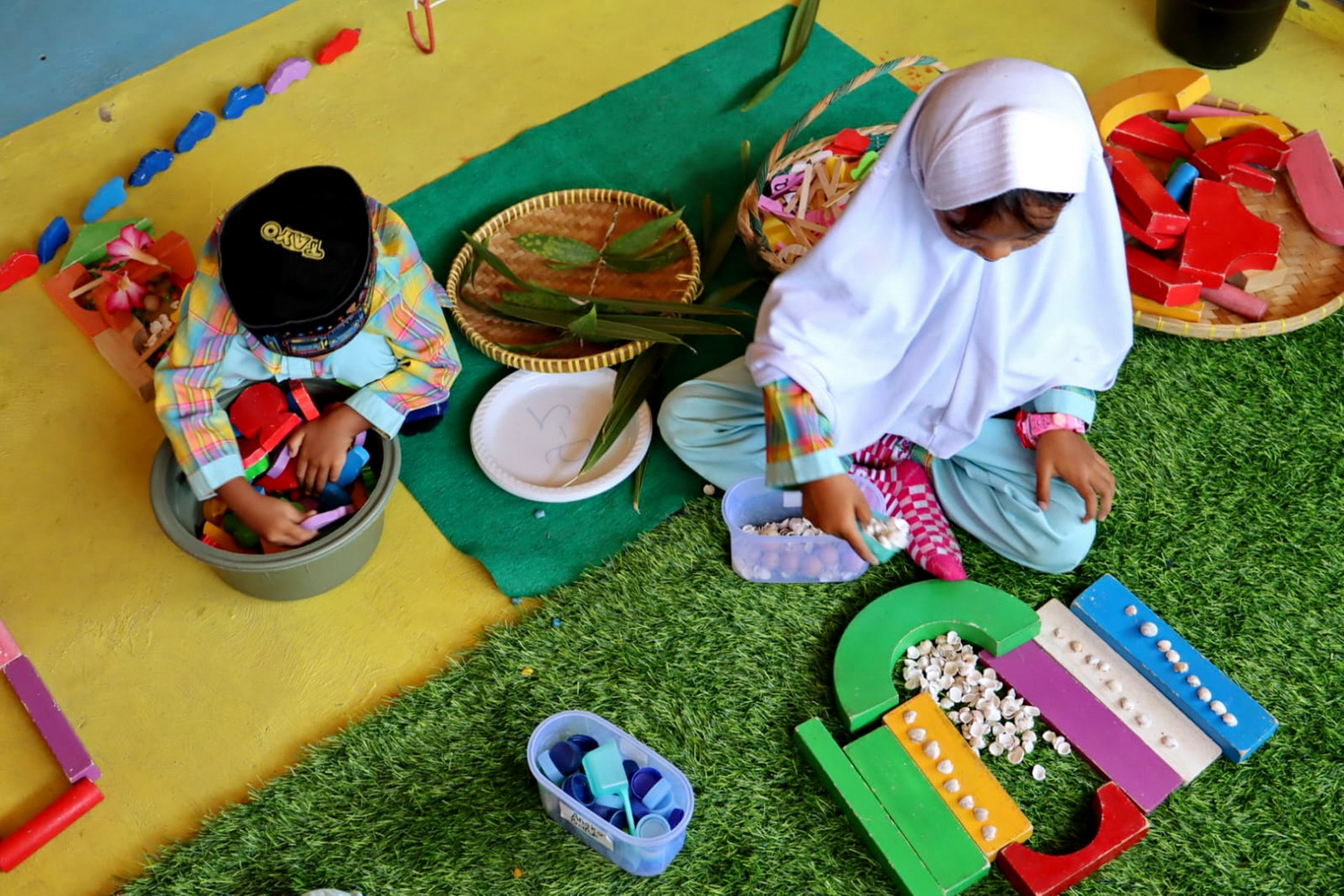 BERMAIN - Siswa di salah satu sekolah PAUD di Kota Pekalongan saat bermain sambil belajar di sekolahnya.