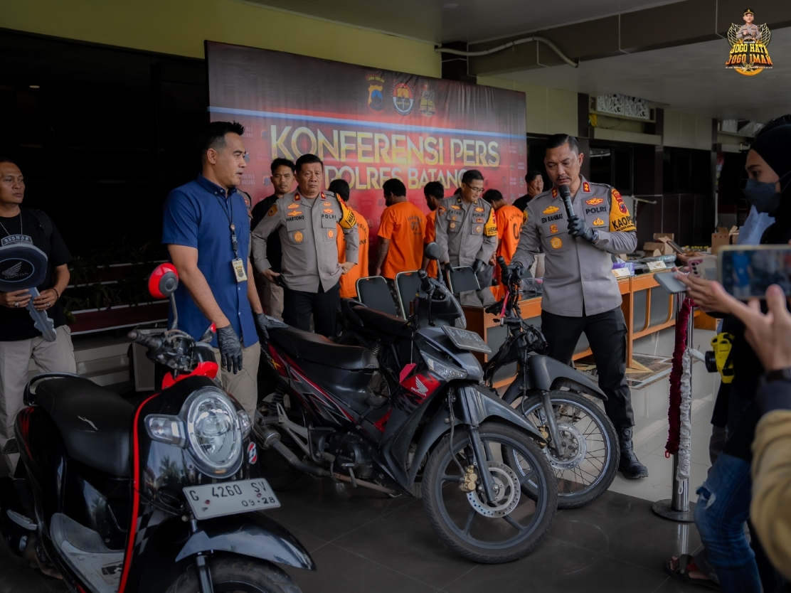 CURANMOR: Kapolres Batang, AKBP Edi Rahmat Mulyana menunjukkan barang bukti sepeda motor yang dicuri.