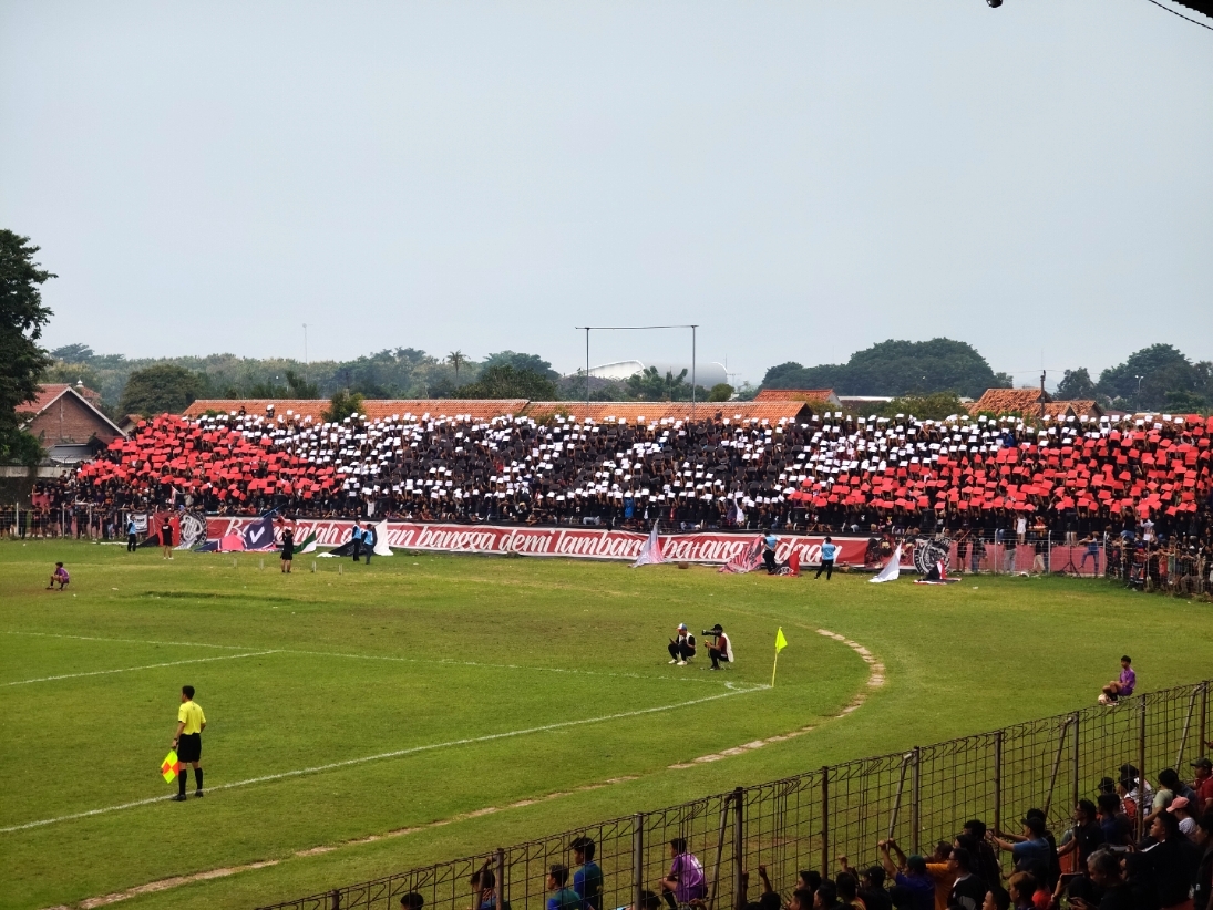 MERIAH: Koreo suporter Persibat Batang dalam laga semifinal Liga 4 Jawa Tengah.