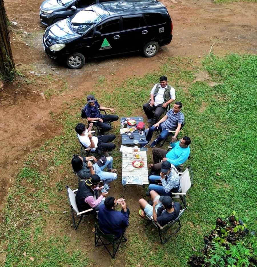 PERSIAPAN: Pengurus PAC GP Ansor Paninggaran ketika mempersiapkan konferensi di lokasi bakal diselenggarakannya acara, di Si Jangkung Camping Ground, Bedagung, Paninggaran, Kabupaten Pelalongan.