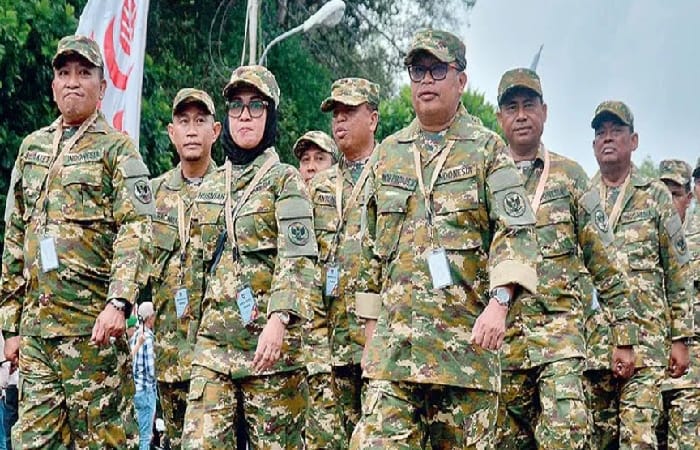 BERSERAGAM COMCAD : Para kepala daerah berseraggam comcad saat mengikuti retret kepala daerah di Akmil Magelang.