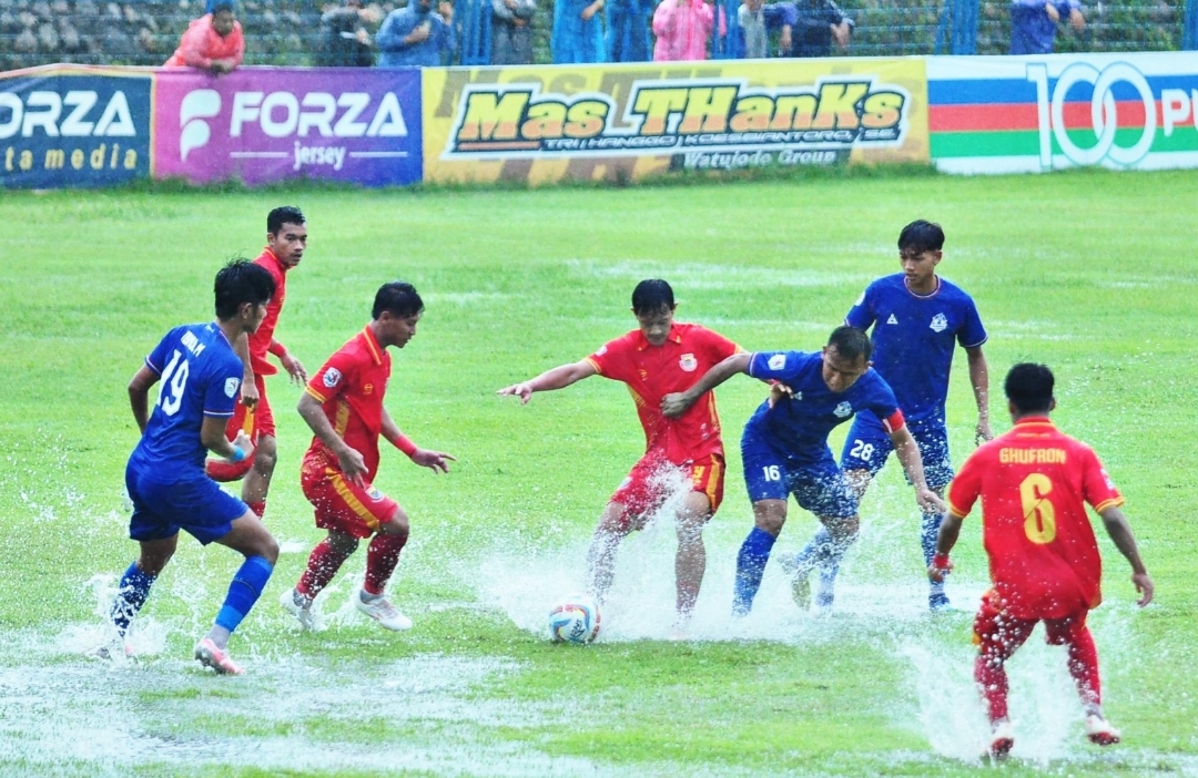 SULIT: Pemain Persibat berjibaku di kubangan air saat berhadapan dengan Persika di Karanganyar.
