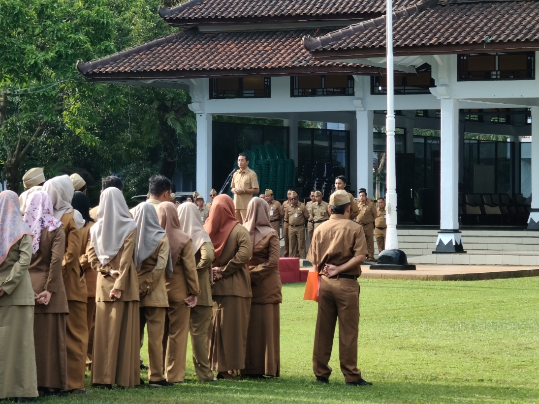 PIMPIN APEL PERDANA: Wakil Bupati Batang, Suyono saat memimpin apel pagi di Pendopo Kabupaten Batang, Senin 24 Februari 2025.