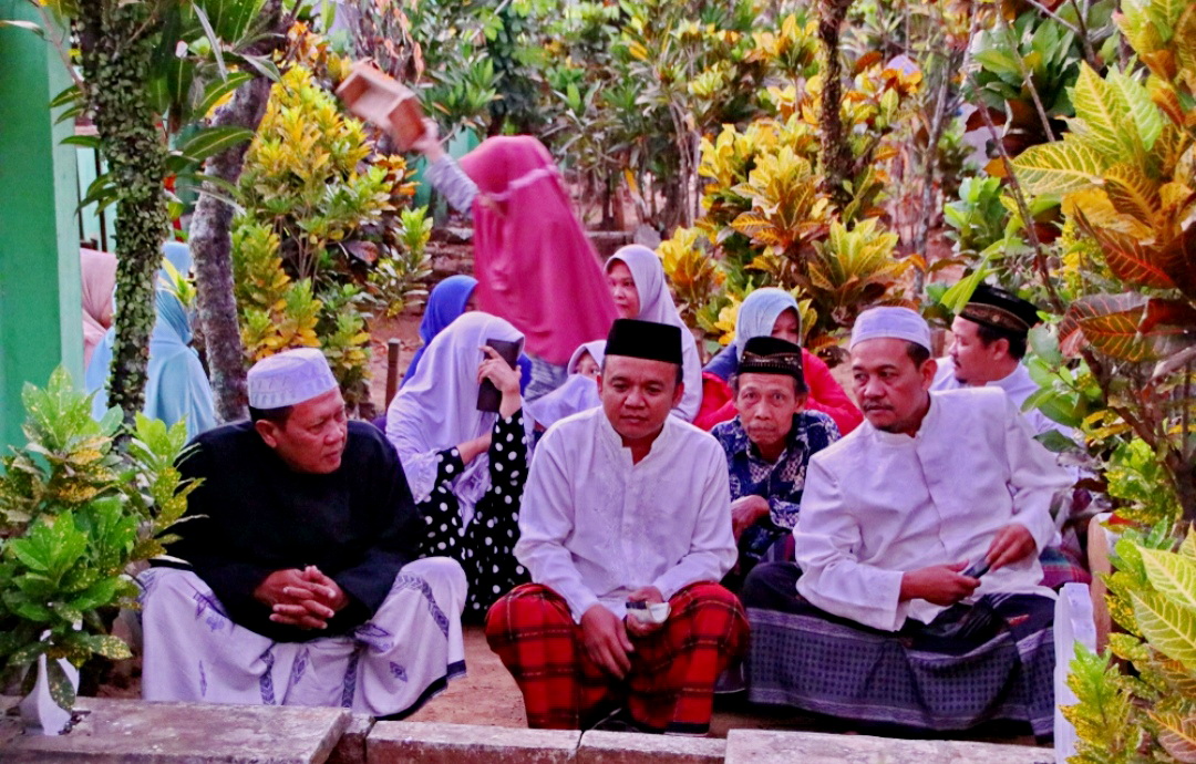 ZIARAH - Umat muslim di Jawa, menggelar ritual Megengan menjelang bulan puasa, salah satunya dengan ziarah ke makam orang tua.
