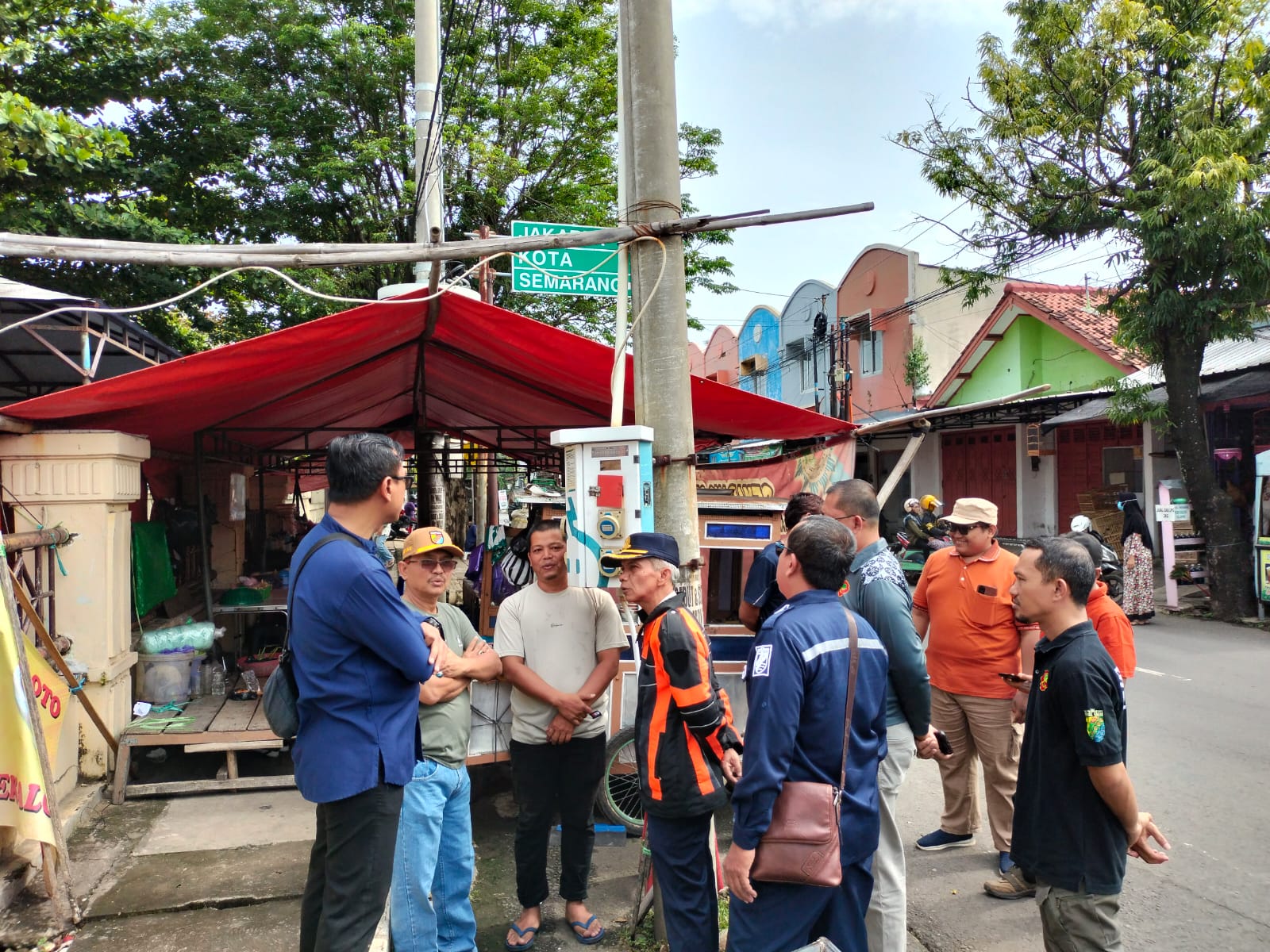 TERTIBKAN LINGKUNGAN &ndash; Tim Satpol PP Kota Pekalongan, saat menertibkan salah satu lingkungan di wilayah setempat yang mengganggu ketertiban umum.