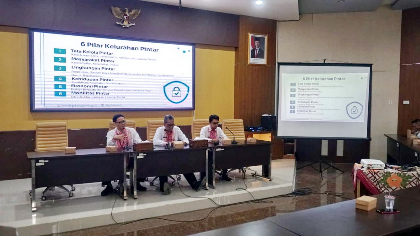 DISKUSI &ndash; Tim Kominfo Kota Pekalongan saat diskusi dengan perwakilan Kelurahan se Kota Pekalongan, Rakor Kelurahan pintar di Ruang Buketan, Selasa (25/2/2025).