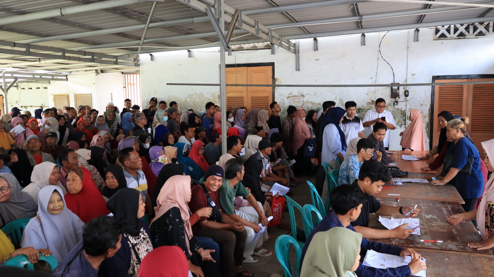 ANTRI BANSOS &ndash; Ratusan warga Kota Pekalongan saat antri mengambil bansos di Kantor Pos Kota Pekalongan.