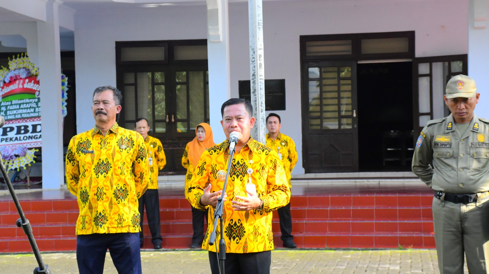 PERDANA KERJA: Hari pertama Wabup Pekalongan Sukirman masuk kantor langsung pimpin apel pagi ASN di Setda, Selasa (25/2/2025).