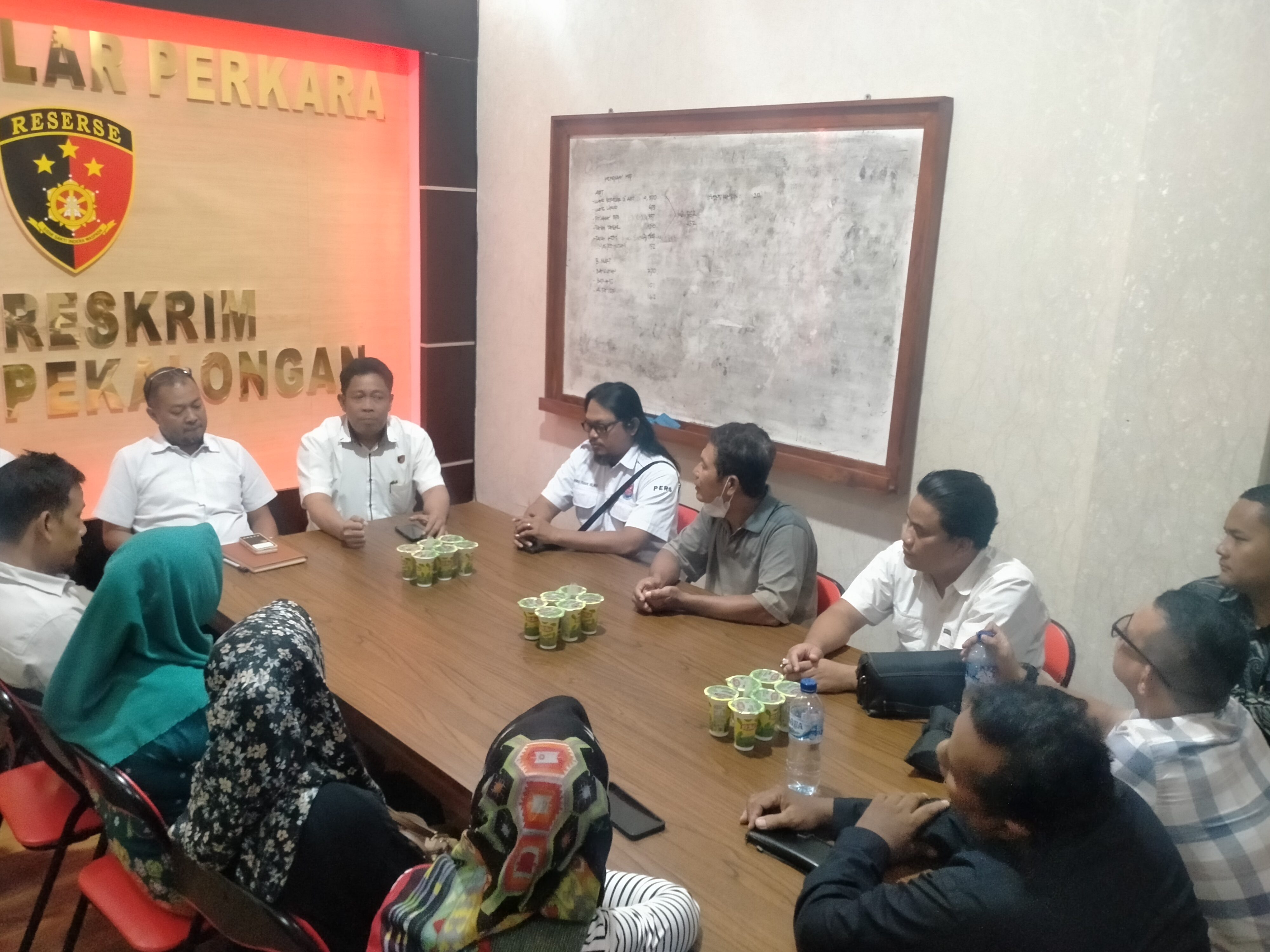 DATANGI POLRES: Para korban arisan bodong kembali mendatangi Polres Pekalongan untuk memohon percepatan penindakan kasus, Rabu (26/2/2025).