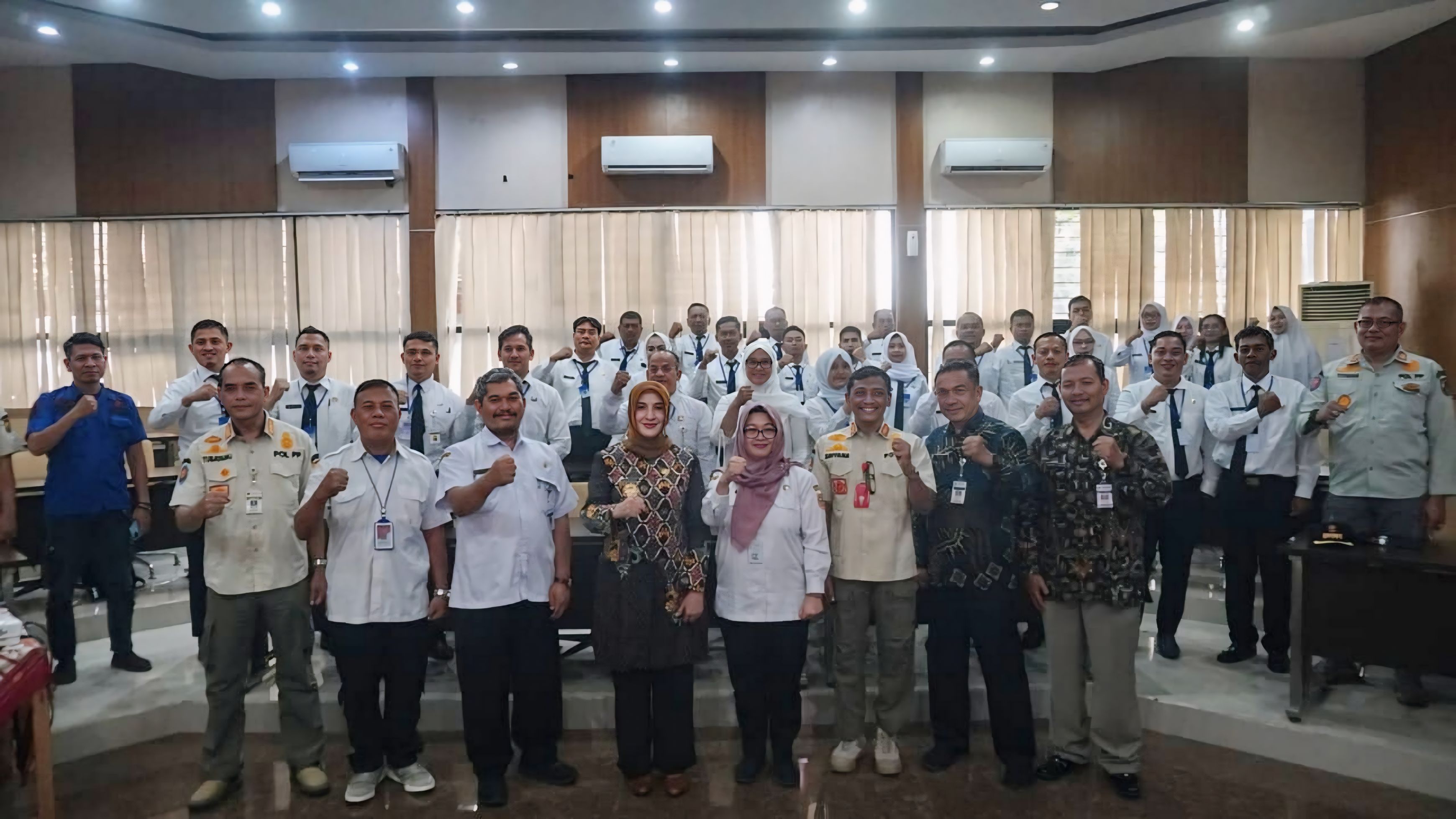 KOMPAK -&nbsp;Wakil Walikota Pekalongan, Hj Balgis Diab, berfoto bersama usai menyambut rombongan peserta Latsar di Ruang Buketan Setda Kota Pekalongan, Rabu (26/2/2025).