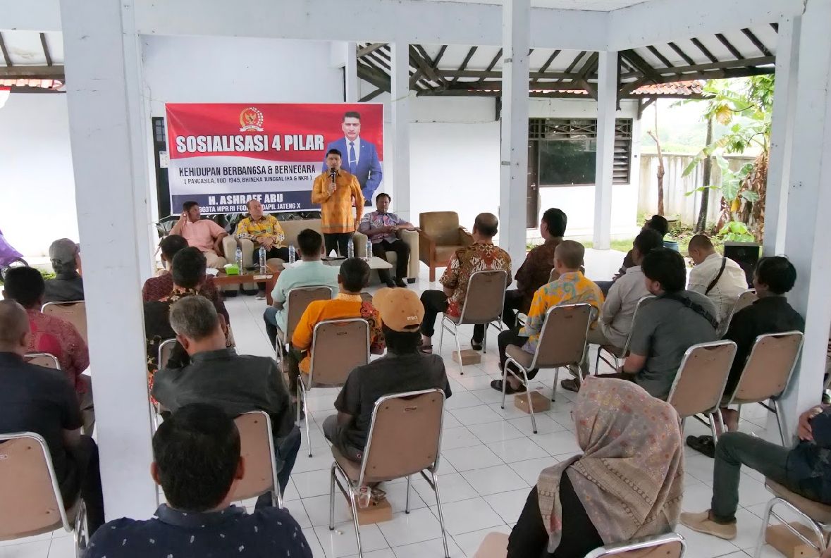 SOSIALISASI EMPAT PILAR: Anggota DPR RI Fraksi Partai Golkar Ashraff Abu saat memaparkan sosialisasi empat pilar kebangsaan, di Kabupaten Pelalongan, Kamis (27/2/2025).