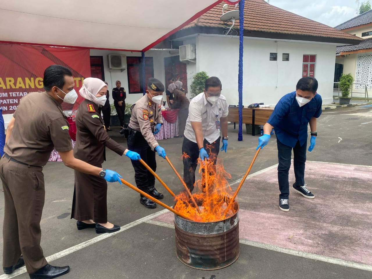 DIMUSNAHKAN: Kejari Kabupaten Pekalongan memusnahkan barang bukti 18 perkara periode Desember 2024-Januari 2025, Rabu (26/2/2025).
