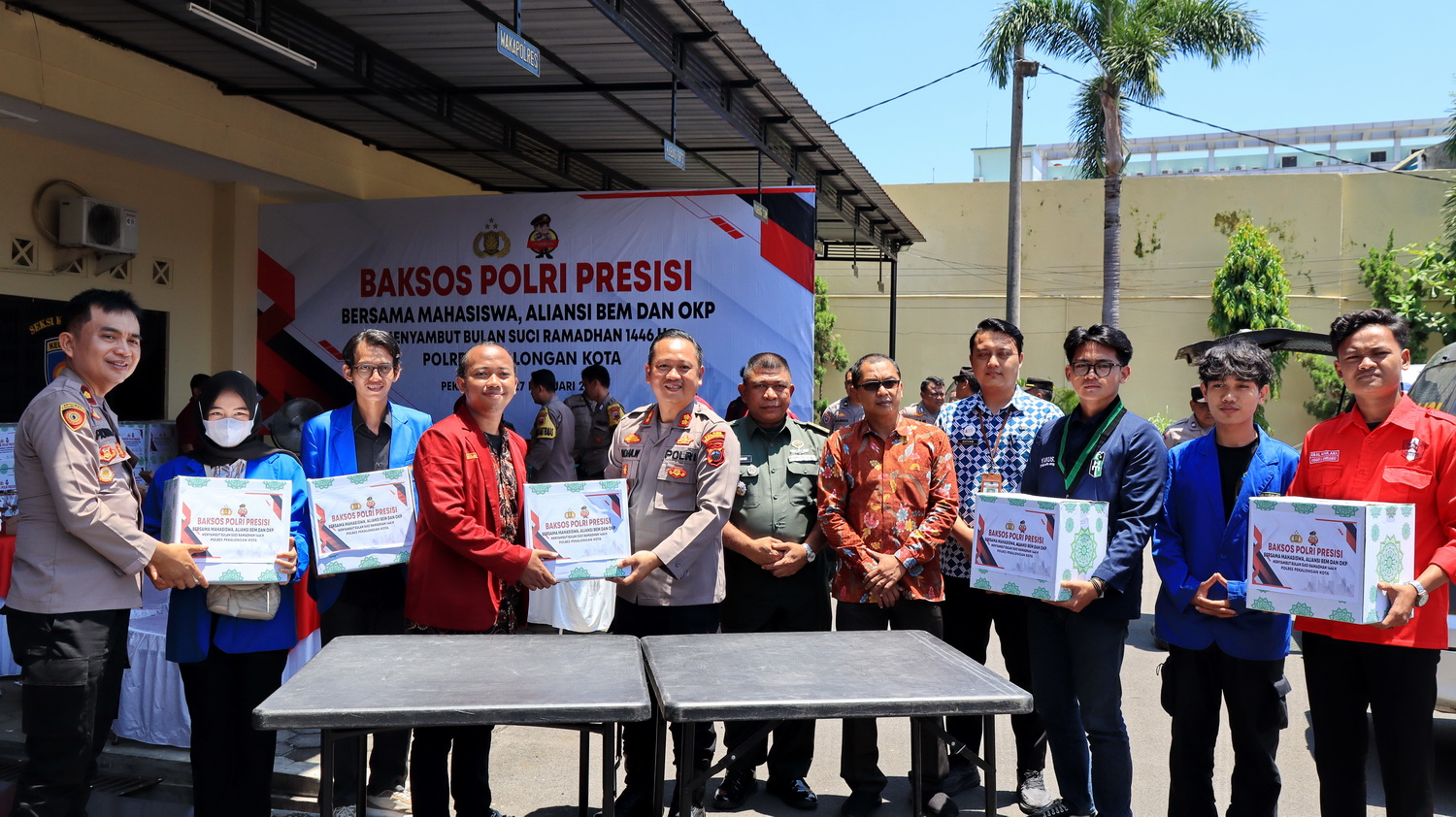 SIMBOLIS - Kapolres Pekalongan Kota AKBP Prayudha Widiatmoko, Wakapolres, Kasdim Pekalongan dan Pemkot Pekalongan secara simbolis serahkan paket sembako ke perwakilan mahasiswa, Kamis(27/2/2025).