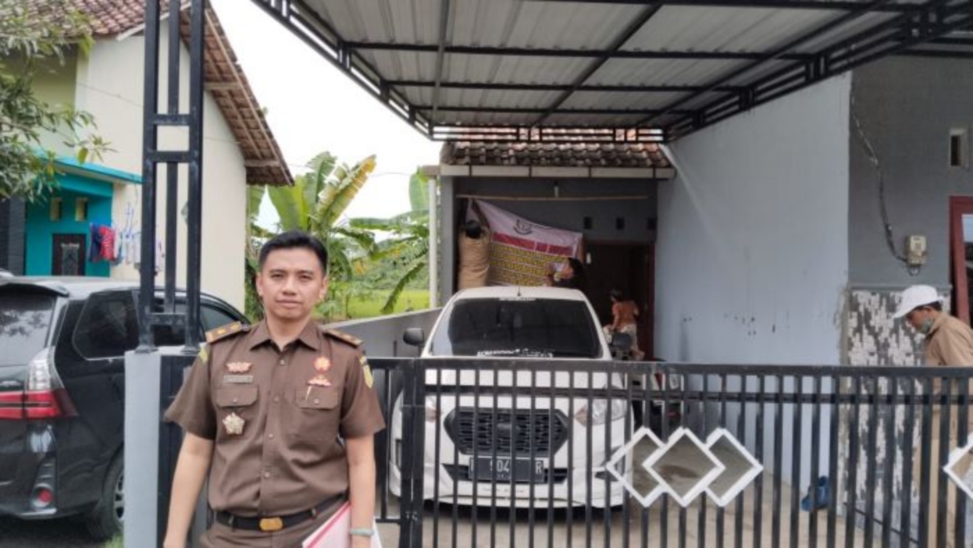 RUMAH KADES DISITA: Kasi Pidsus Kejari Kabupaten Pekalongan Mustofa saat proses penyitaan rumah Kades Coprayan, 17 Februari 2025.