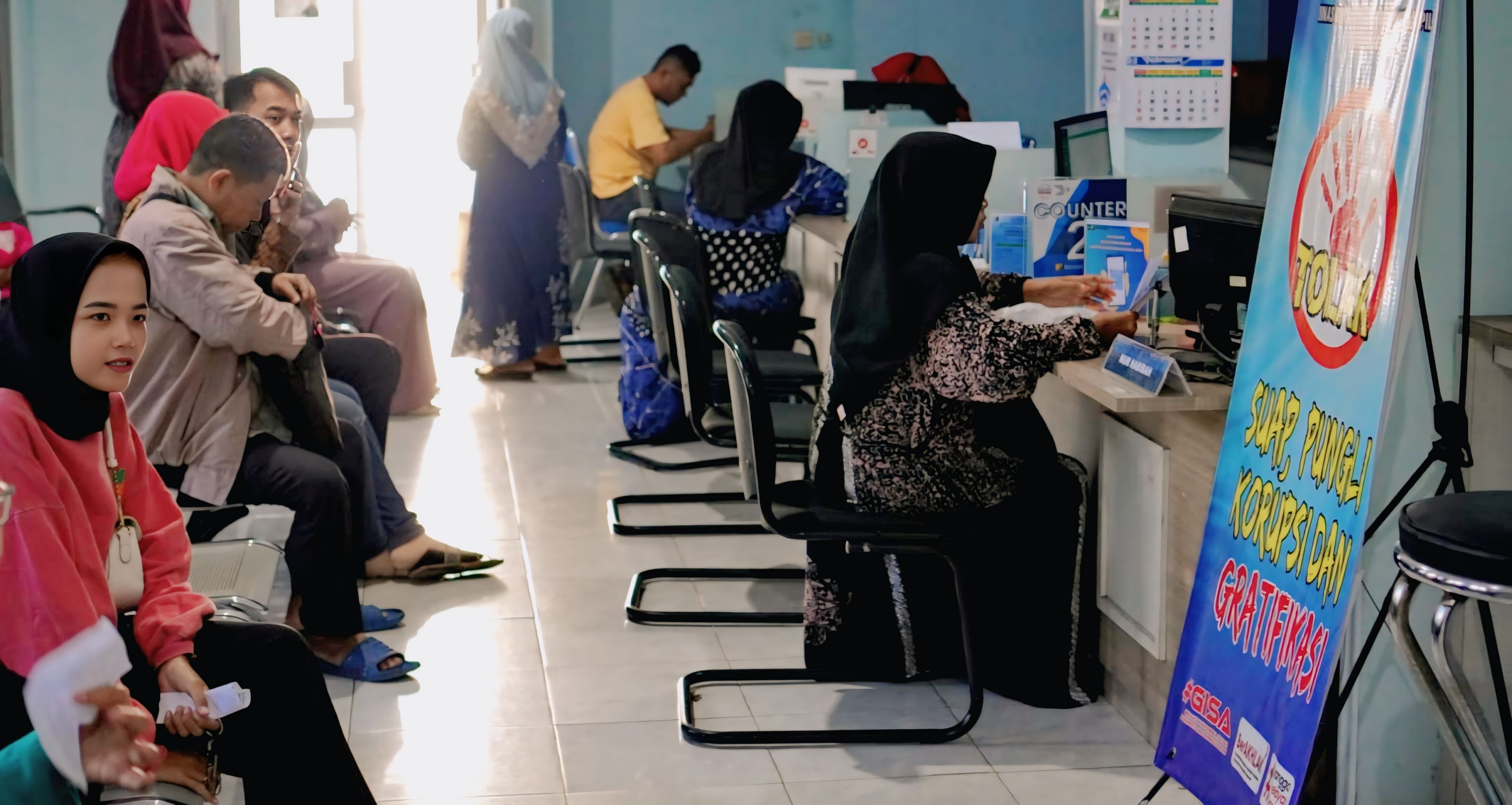 LAYANAN - Masyarakat Kota Pekalongan saat antri layanan di Dindukcapil Kota Pekalongan.