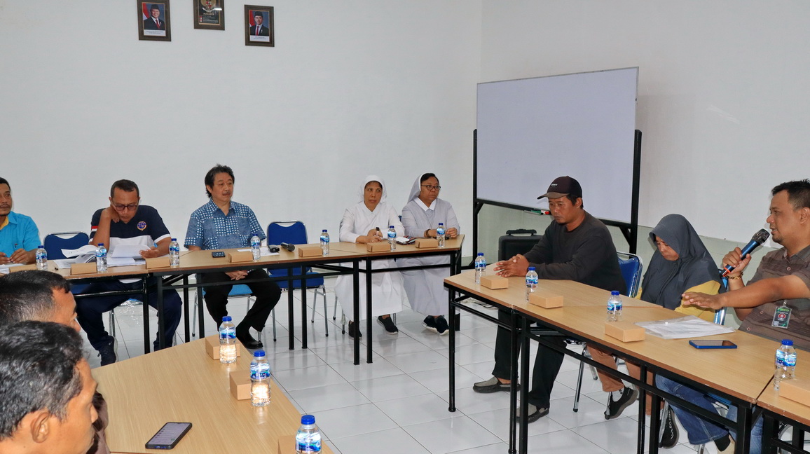 MEDIASI - Juru parkir jalan Barito, didampingi pengacara dan LSM saat mediasi dengan manajemen RSU Budi Rahayu, Jumat (28/2/2025).