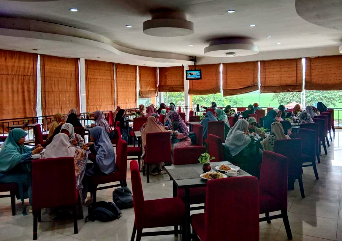 SANTAP - Pengunjung ParkSide Mandarin Hotel Pekalongan saat bersantap di resto setempat.