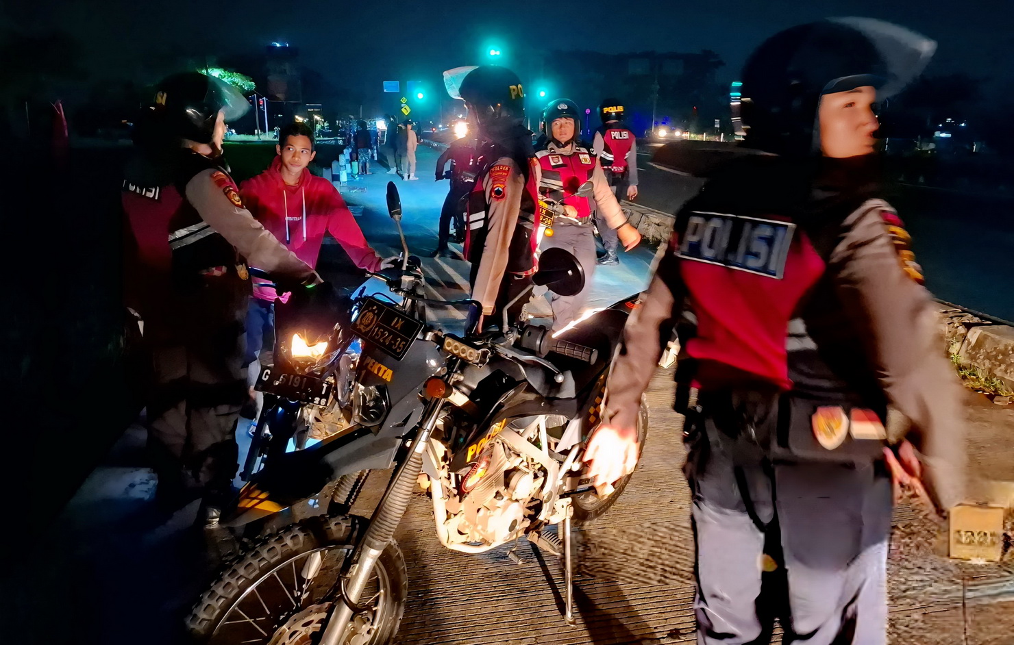 RAZIA &ndash; Anggota gabungan TNI, Polres Pekalongan Kota dan Satpol PP saat menggelar razia di kawasan exit tol Pekalongan selama ramadhan.