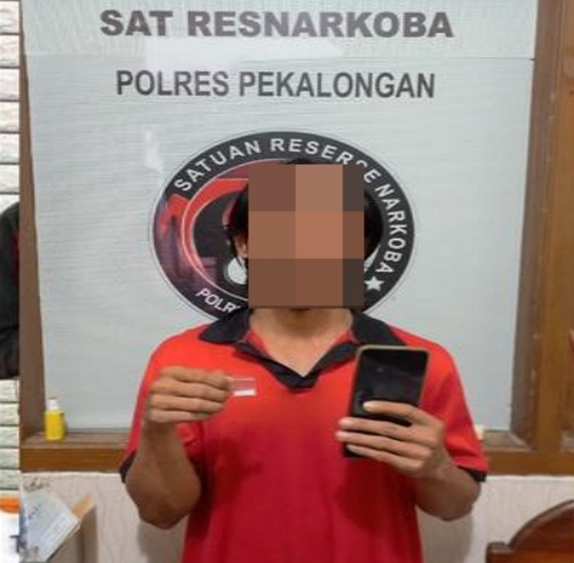 DITANGKAP: Pelaku Komeng ketika sudah berada di Polres Pekalongan usa ditangkap.