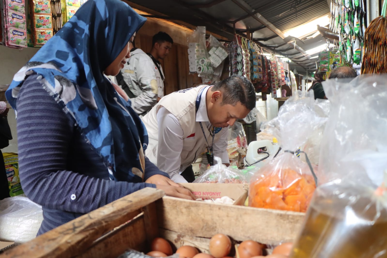 PANTAU &ndash; Dari hasil pantauan, harga komoditas di pasar tradisional relatif lebih stabil dan lebih terjangkau.