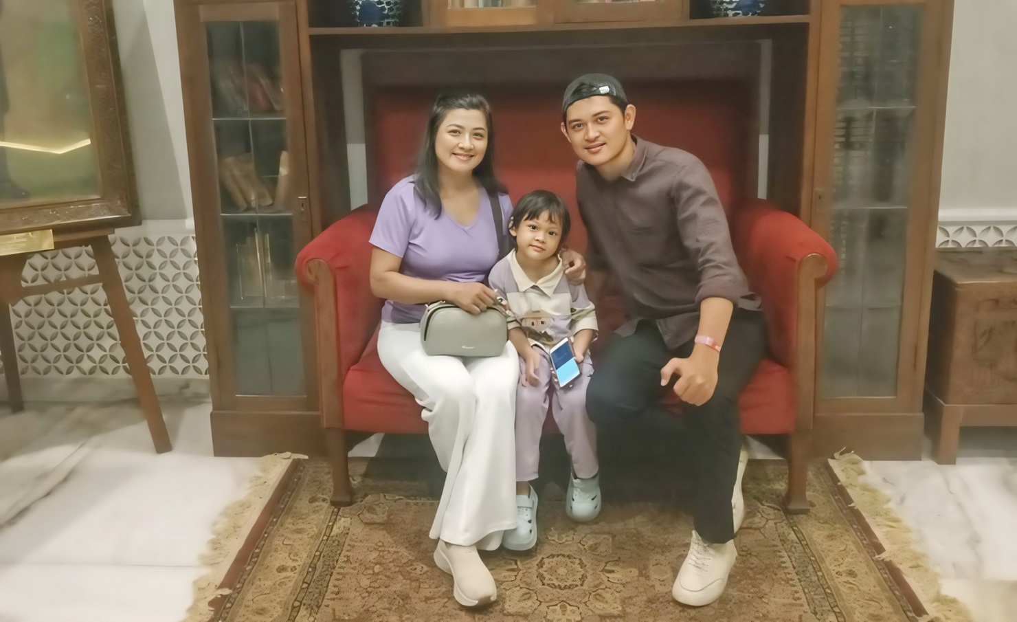 BERFOTO BERSAMA -&nbsp;&nbsp;Sri Wulan Madyowati berfoto dengan suaminya&nbsp;Ferry Anggara&nbsp;dan anak perempuannya.